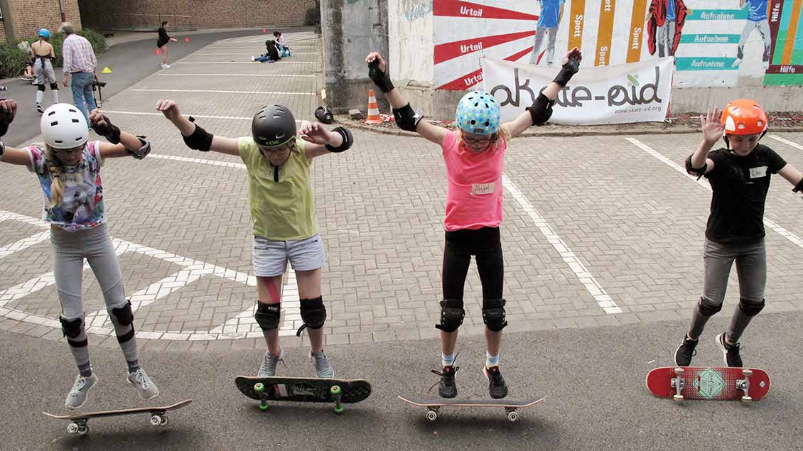 Matilda, 12 Jahre, Marit, 11 Jahre, Abigail, 12 Jahre und Lara, 11 Jahre, zeigen, wie man cool aufs Board kommt.