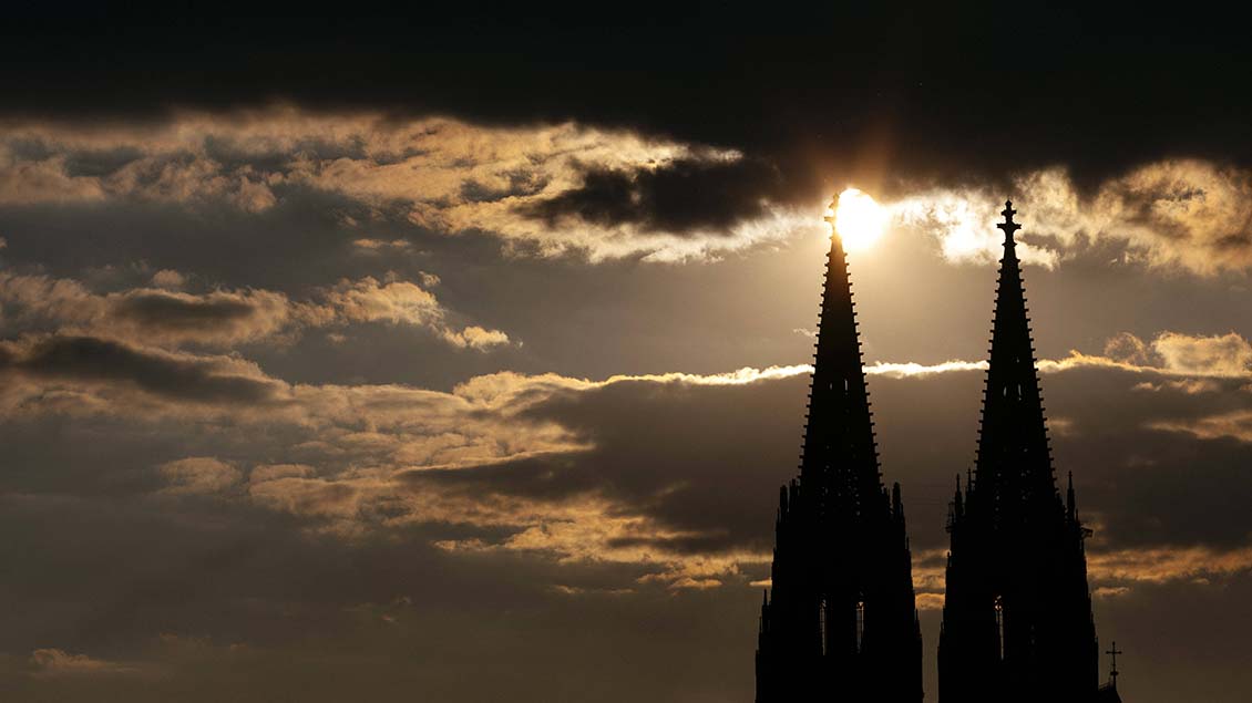 Dunkle Wolken über dem Kölner Dom Foto: Future Image (imago)