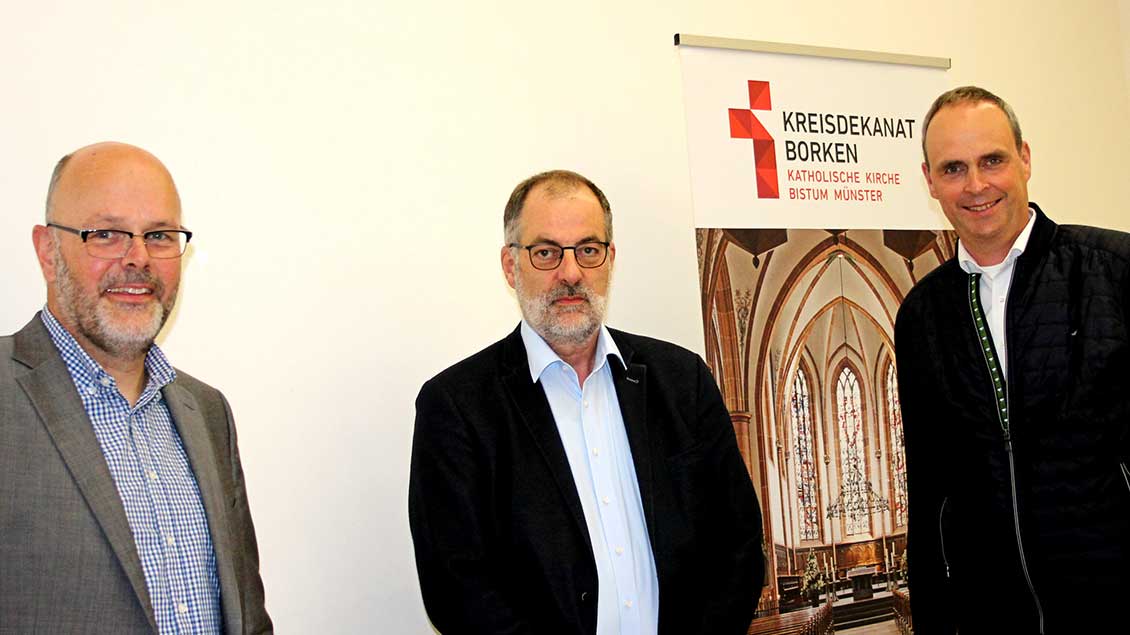 Von links: Kreisdekanatsgeschäftsführer Matthias Schlettert, Peter Frings und Kreisdechant Christoph Rensing Foto: Johannes Bernard