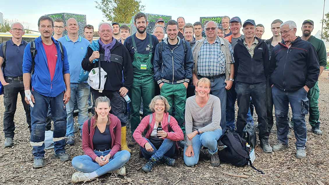 Erleichtert, dass sie helfen konnten: Die KLJB Brochterbeck und der Landwirtschaftliche Ortsverein nach getaner Arbeit im Ahrtal. | KLJB Brochterbeck