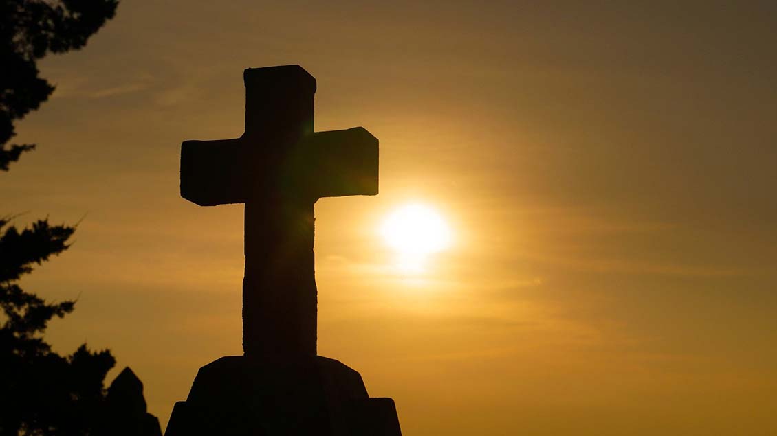 Ein Kreuz beim Sonnenuntergang Foto: pixabay