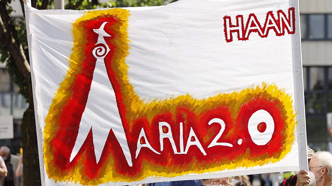 Protestplakat von Maria 2.0 Foto: Future Image (imago)