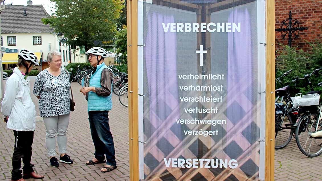 Die Fotomontage zeigt das Ineinanderfließen von zwei Beichtstühlen aus dem Münsterland und beinhaltet ein sprachliches Konstrukt, das in Worten die Verharmlosung, den Täterschutz und das Selbst-Schonungs-Programm der Kirche darstellt.