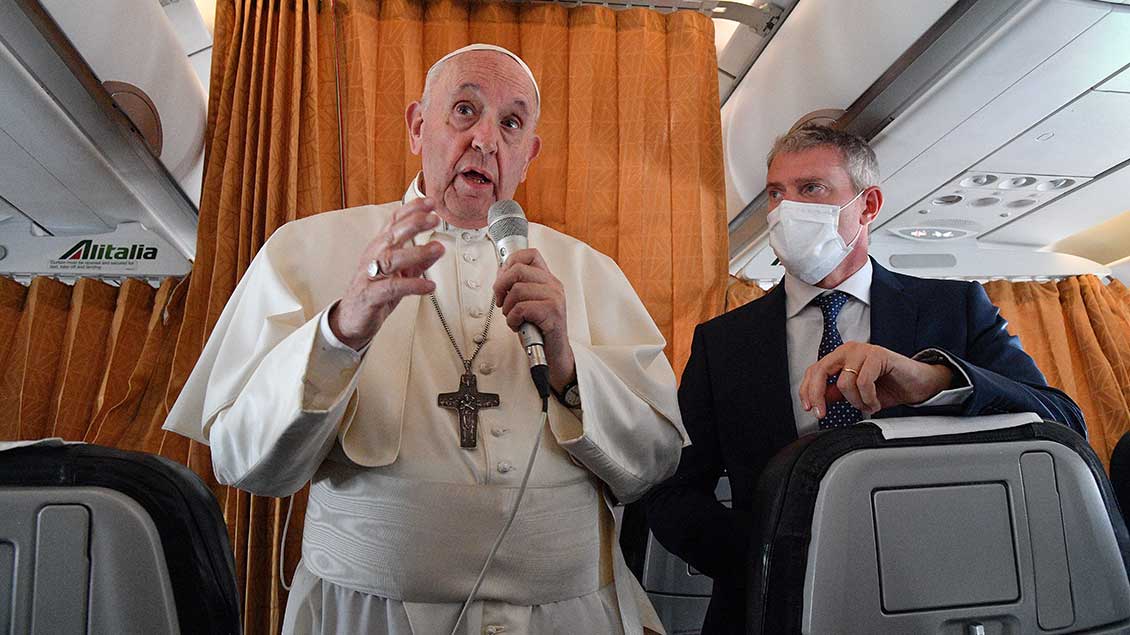 Papst Franziskus im Flugzeug Foto: Reuters