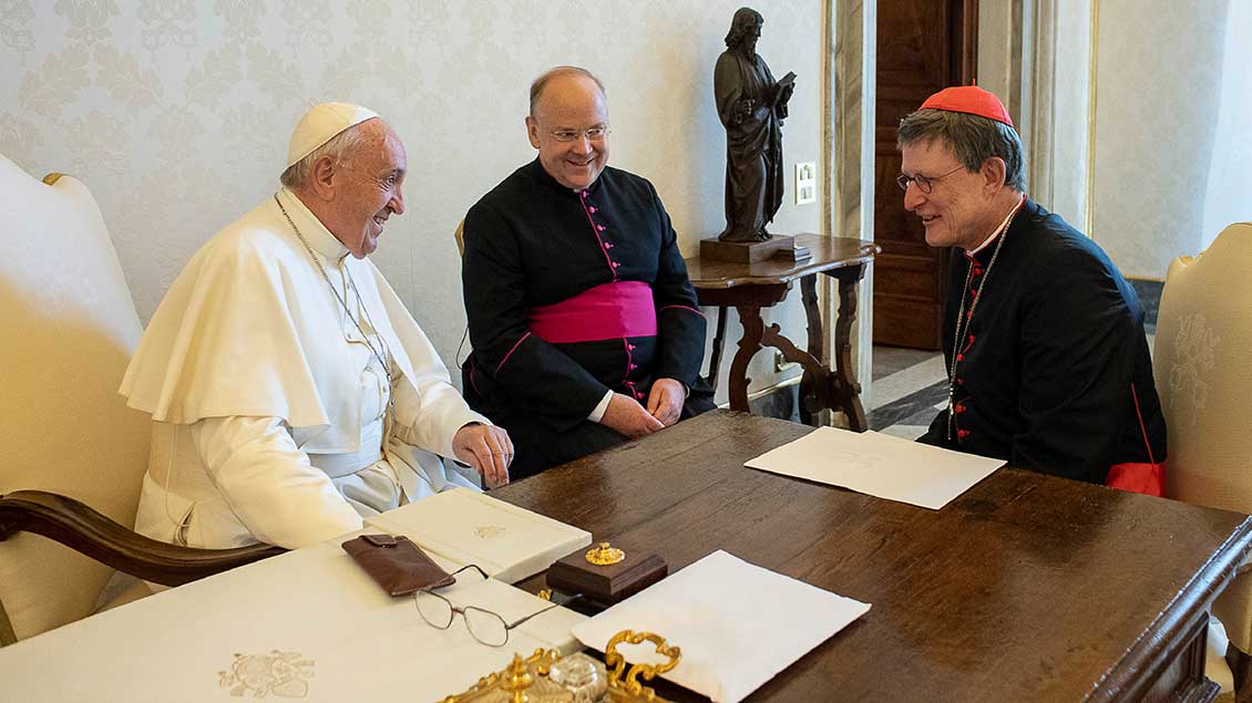 Kardinal Rainer Maria Woelki im Gespräch mit Papst Franziskus