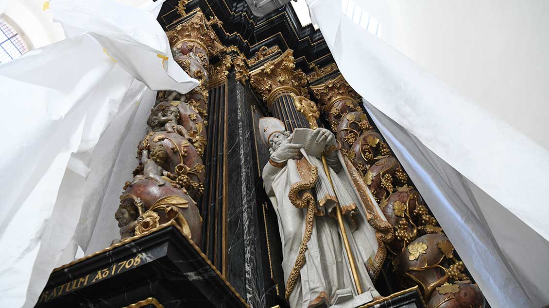 Ein Hinweis auf die Herkunft des Altars ist die Darstellung des Heiligen Liborius. Er ist Bistumspatron in Paderborn, wo der Altar geschaffen wurde. | Foto: Michael Bönte