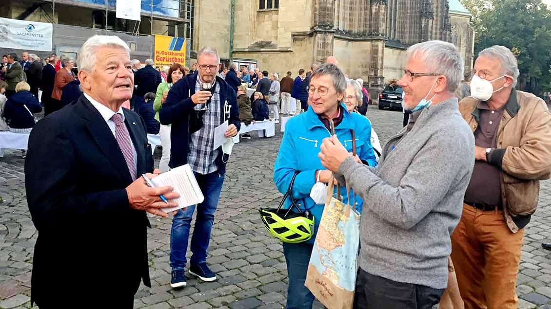 Joachim Gauck im Gespräch mit Besuchern auf dem Domplatz in Münster. Foto: Johannes Bernard