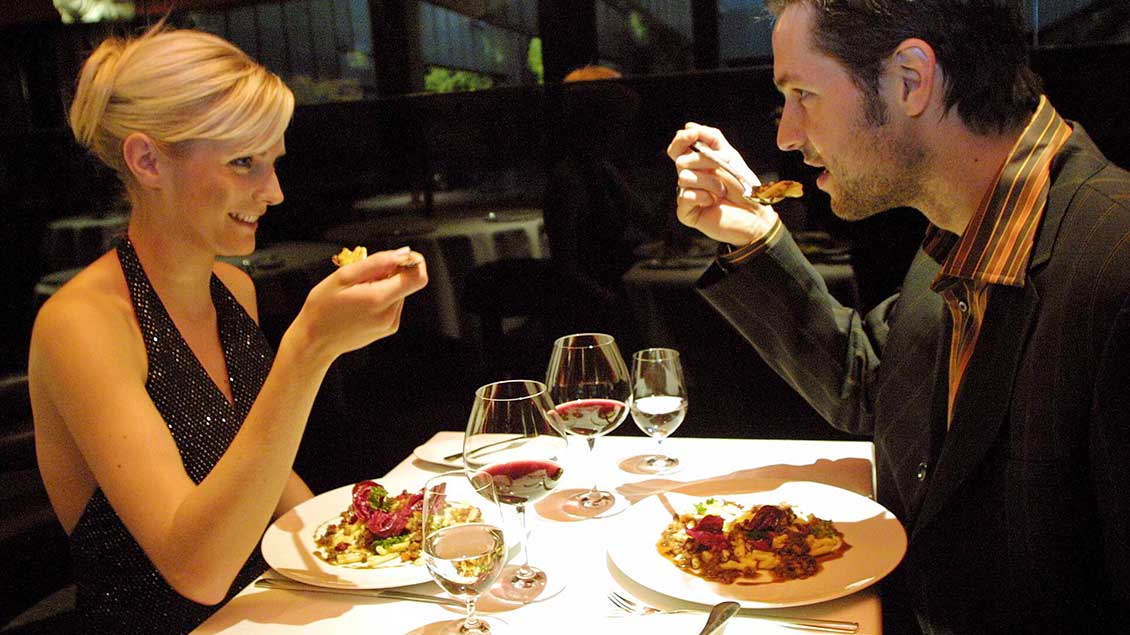Ein junges Paar bei einem romantischen Dinner zu zweit.