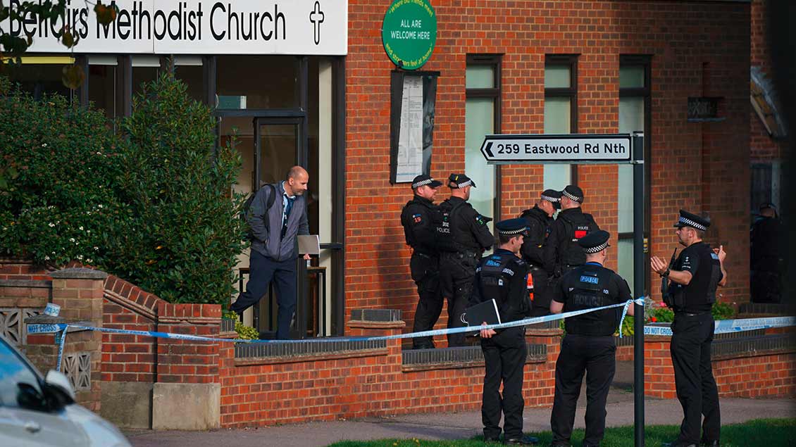 Polizisten vor der Kirche in Leigh-on-Sea