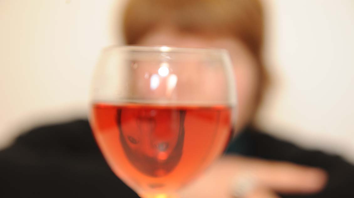 Weinglas mit Person dahinter Symbolfoto: Michael Bönte