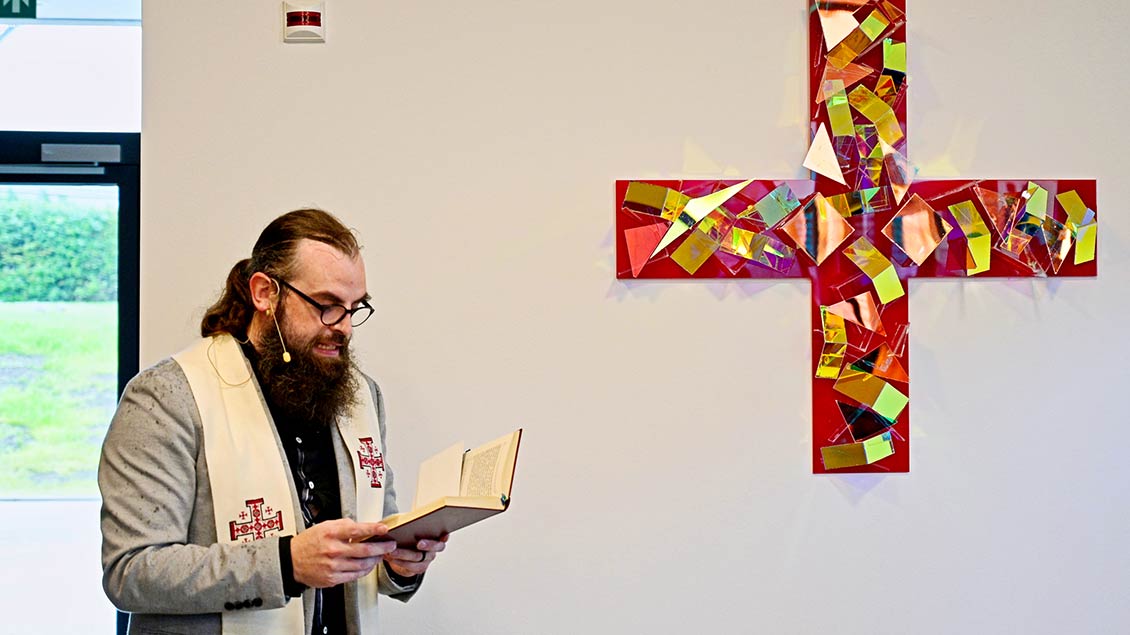 Pfarrer Hanno Rother segnete die neuen Räume des Pfarrzentrums und das Kreuz im Foyer. Das „Splitterkreuz“ schuf der Künstler Ludger Hinse aus Recklinghausen. | Foto: pd
