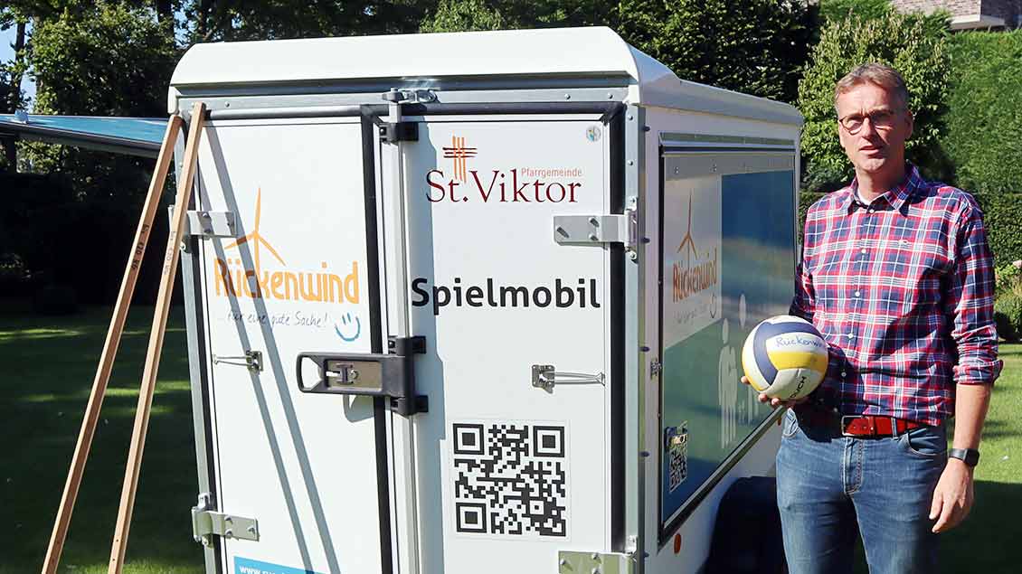 Ralf Meyer-Hülsmann ist Vorsitzender der Rückenwind-Stiftung. Hier ist er mit dem ausleibaren Spielmobil zu sehen, das die Stiftung auf Anregung von Pfarre Heiner Zumdohme angeschafft hat. | Foto: Michael Rottmann