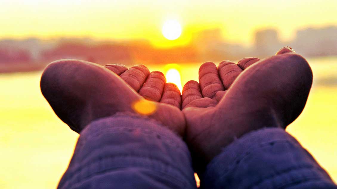 Offene Hände strecken sich in Richtung Sonne Foto: pixabay
