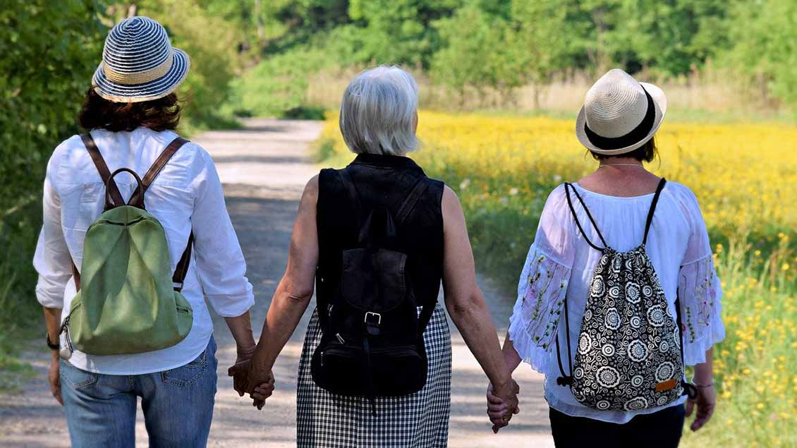 Drei Frauen gehen Hand in Hand Foto: pixabay