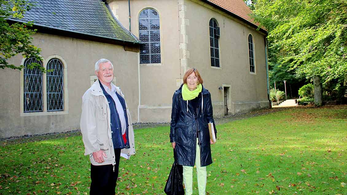 Pfarrer Klemens Emmerich und Ursula Kelders, hier vor der Annabergkapelle in Haltern