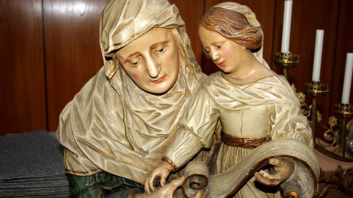 Entdeckt in der Sakristei der Annabergkapelle: Figur der heiligen Anna, die Maria die heiligen Schriften erklärt. | Foto: Johannes Bernard