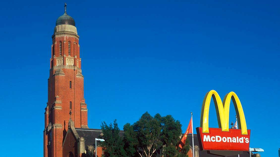 McDonald's an einer Kirche