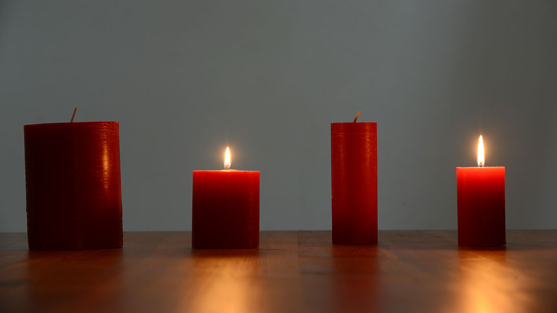 Zwei brennende Kerzen Foto: Michael Bönte