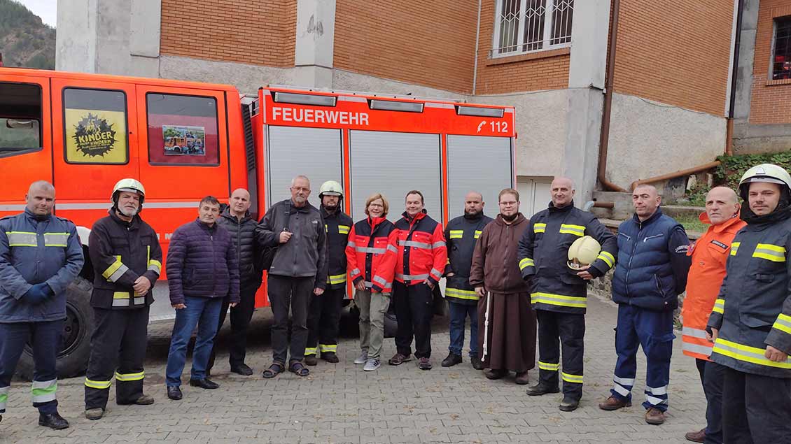 Das Feuerwehrauto aus Münster wird in Empfang genommen. Foto: Kapuziner (pd)