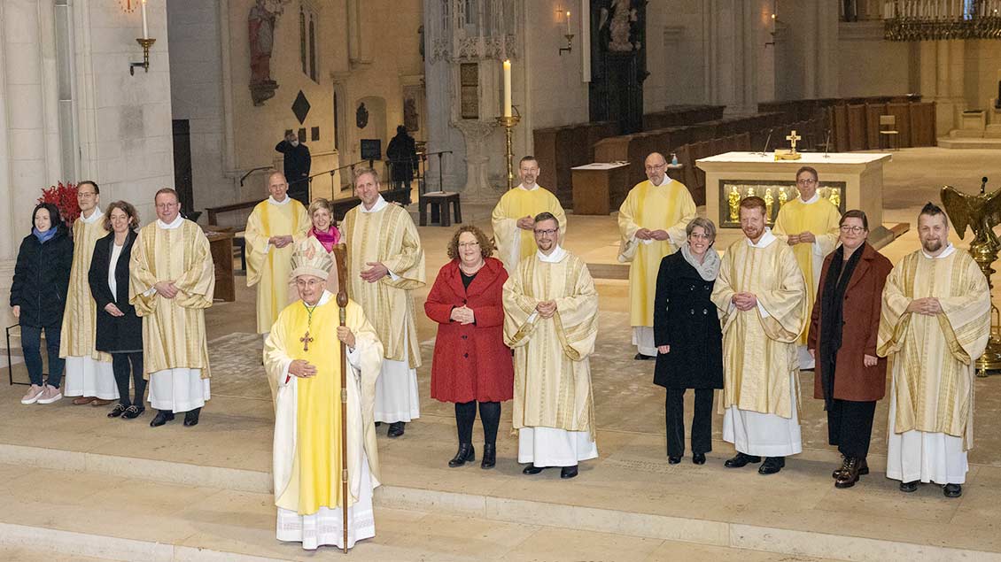 Die neu geweihten Diakone mit ihren Ehefrauen und Bischof Felix Genn. Foto: Achim Pohl (pbm)
