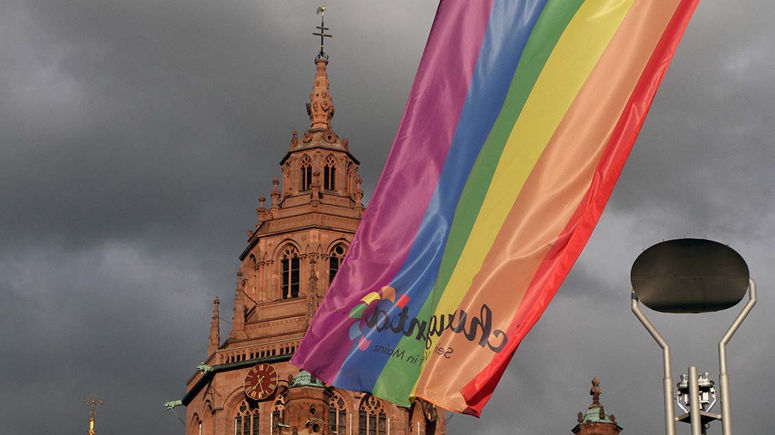 Mainzer Dom mit Regenbogenfahne