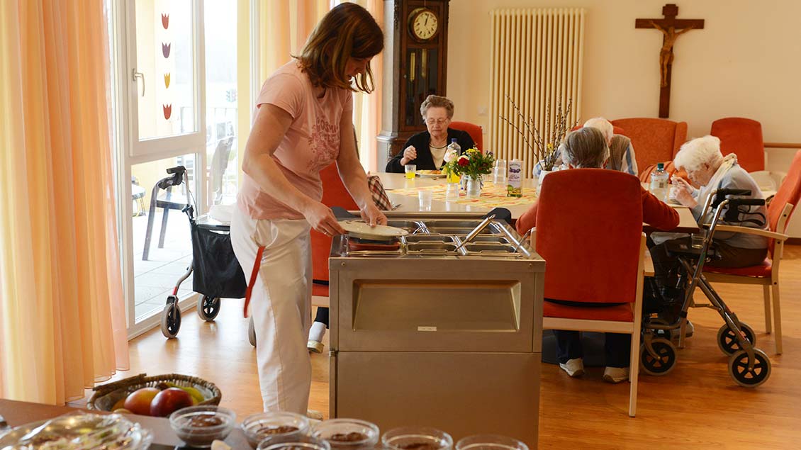 Mittagessen in einem Seniorenheim Foto: Michael Bönte
