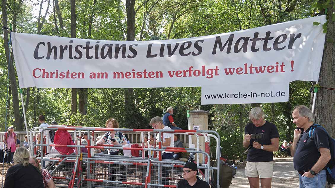 Christen sind immer wieder Ziel von Hassverbrechen. Foto: Rolf Zöllner (imago)