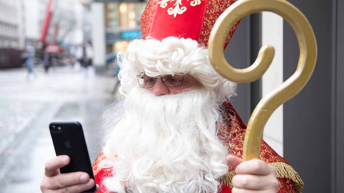 Nikolaus mit Smartphone Foto: Simon Wiggen (Bistum Essen)