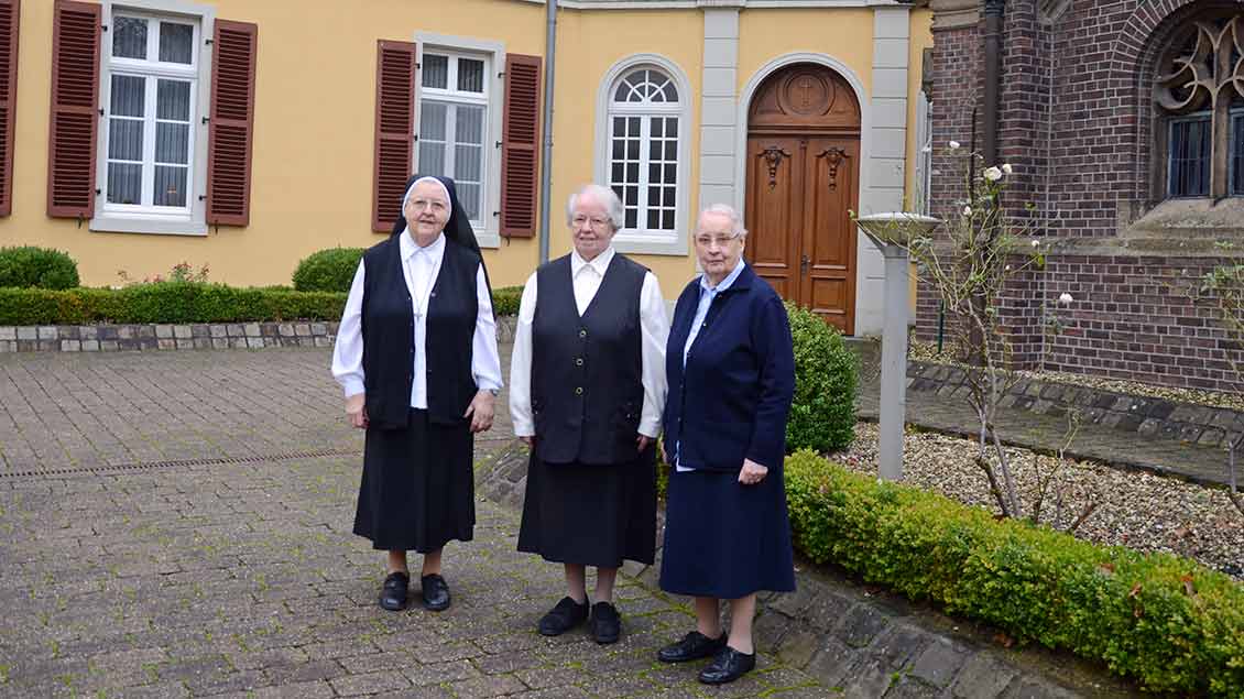 Maria Beate Reifenberg (Mitte), hier begleitet von den Schwestern Agnes Regina (links) und Magdalene, verkündete die Schließung. | Foto: Jürgen Kappel