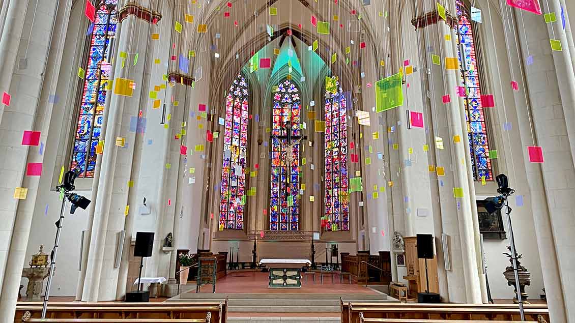 Blick in die Überwasserkirche mit den 2022 aufgehängten Plexiglasquadraten am helllichten Tag. | Foto: Johannes Bernard