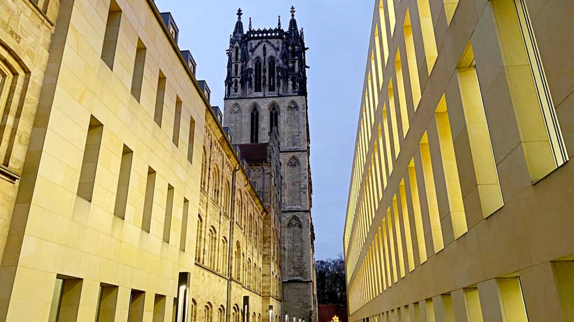 Markant ist der Turm der Überwasserkirche in Münsters Innenstadt. | Foto: Johannes Bernard
