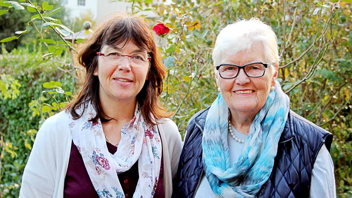 Gisela Schrör (links) und Marianne Floer engagieren sich seit vielen Jahren in der Gemeinde St. Marien in Lohberg. | Foto: Johannes Bernard
