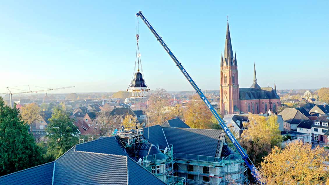 Der denkmalgeschützte Glockenturm wurde per Autokran hochgezogen und wieder auf dem Dach des Gudula-Klosters montiert. Foto: Akademie Klausenhof
