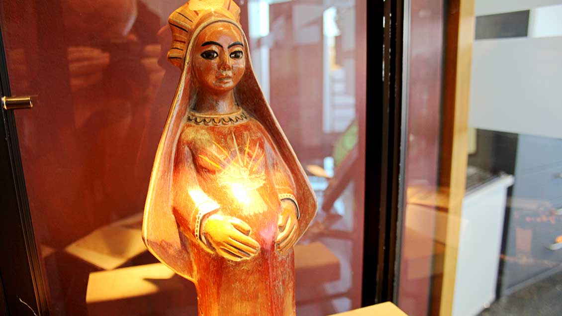 Die Figur der schwangeren Maria stammt aus Mittelamerika. | Foto: Johannes Bernard