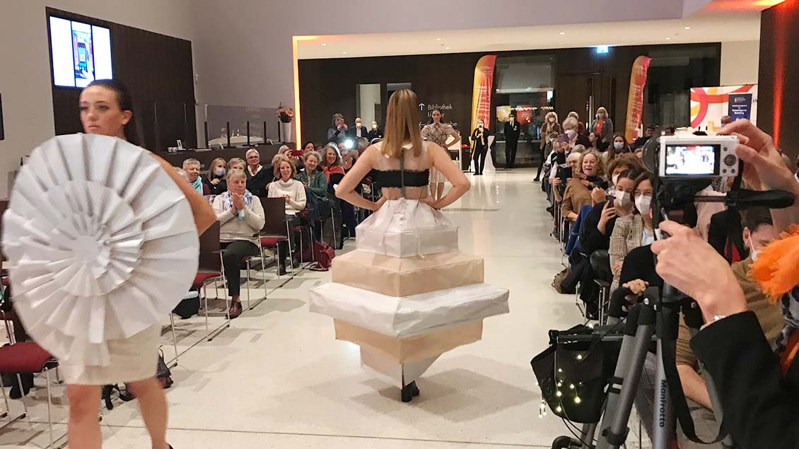 Schülerinnen der Schule für Modemacher zeigten ihre Eigenkreationen bei einer Modeschau. Foto: Karin Weglage
