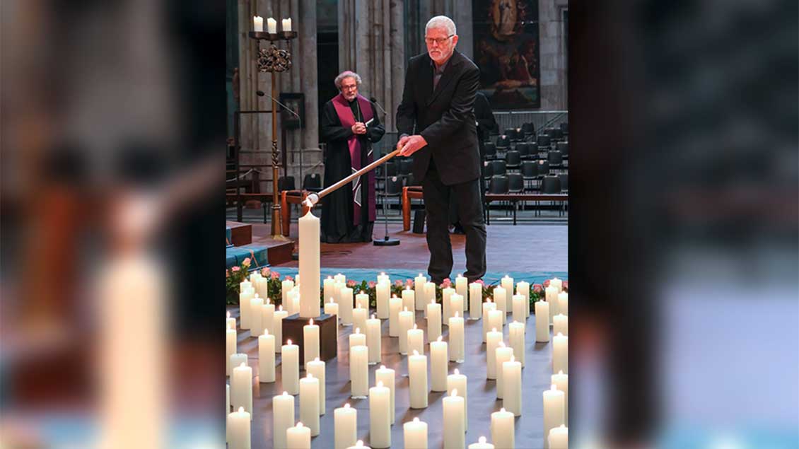 Peter Bringmann-Henselder vom Betroffenbeirat im Erzbistum Köln entzündet eine Kerze zum Gedenken. | Foto: Schoon (Erzbistum Köln)