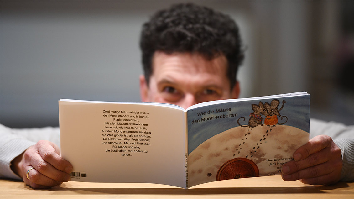 Jens Hagemann mit einem ersten Exemplar von „Wie die Mäuse den Mond eroberten“.