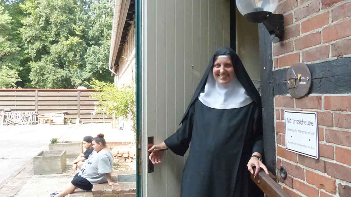 Schwester Johanna leitet als eine Art Herbergsmutter die Martinsscheune. | Foto: Michael Rottmann