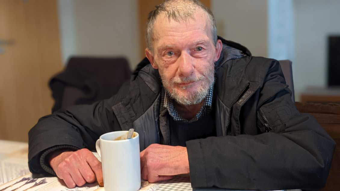 Günter (67) wird nur noch kurze Zeit in der Martinsscheune wohnen. Er bekommt eine eigene Wohnung in Dinklage. | Foto: Michael Rottmann