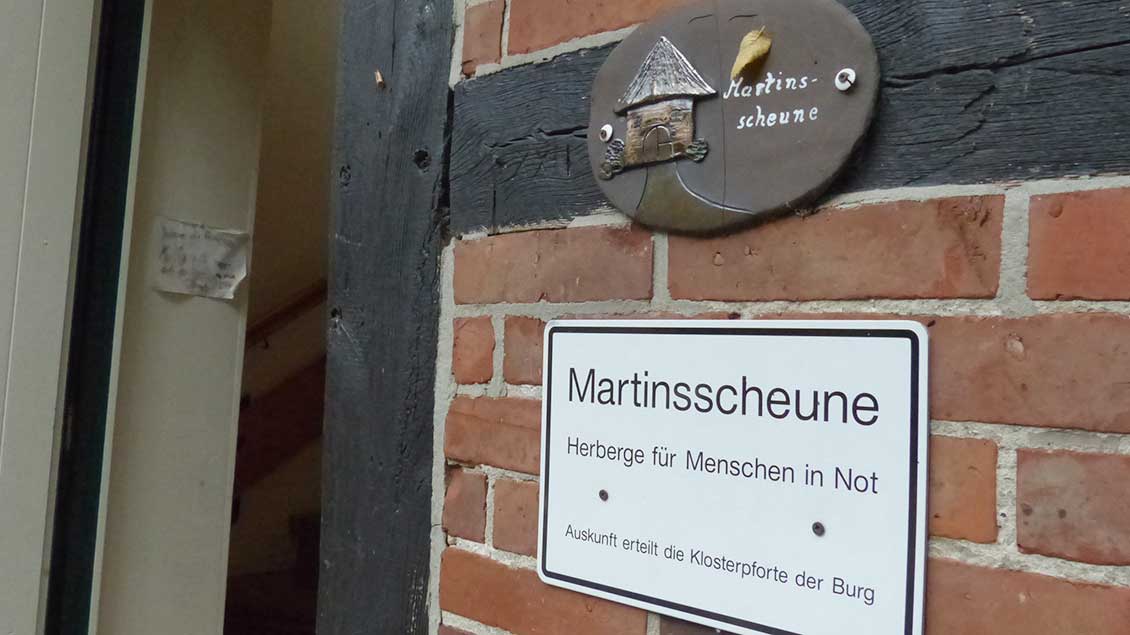 Das Schild hängt neben der Eingangstür zur Martinsscheune. | Foto: Michael Rottmann