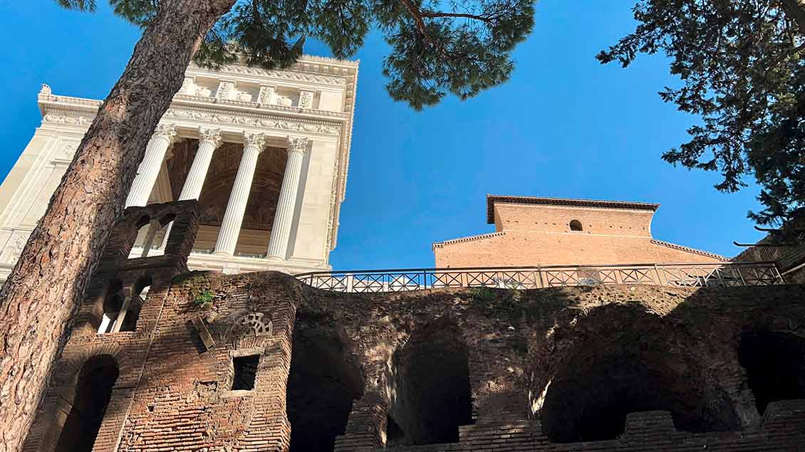 Neben der heutigen Kirche S. Maria in Aracoeli mit dem "Bambino Gesu" oberhalb der Piazza Venezia auf dem Kapitolshügel in Rom (rechts) befand sich früher der Tempel der Auguren. | Foto: Kerstin Thiel-Lunghini