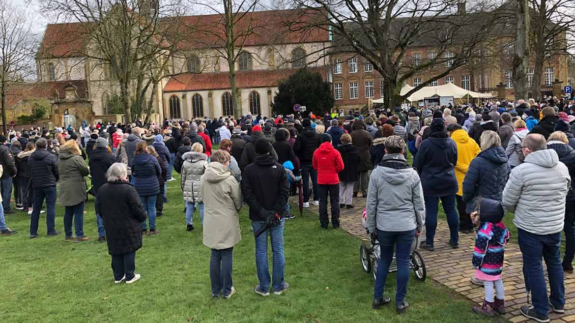 Vor der ehemaligen Zisterzienserabtei Marienfeld zeigen am 7. April 300 Menschen ihre Solidarität mit dem entpflichteten Pater Gottfried Meier OSB. | Foto: Markus Nolte