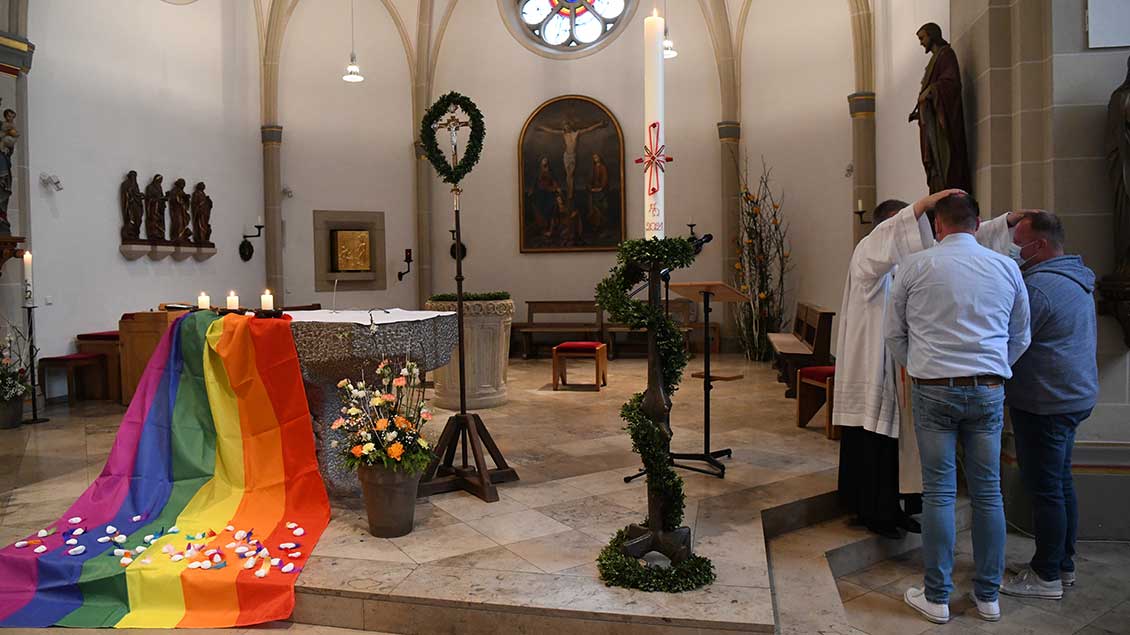 Am 10. Mai laden viele Pfarreien im Bistum Münster zu Segensfeiern ausdrücklich auch für homosexuelle Paare ein. Sie sind auch ein Zeichen der Solidarität mit gleichgeschlechtlichen Paaren nach dem Segensverbot des Vatikans. | Foto: Michael Bönte
