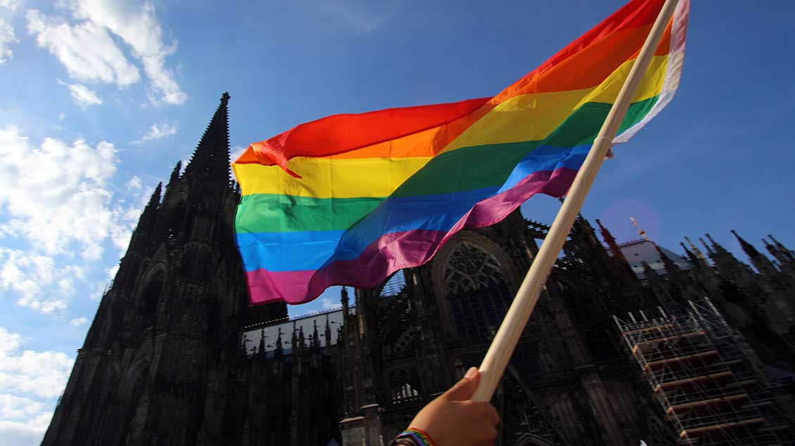 Regenbogenflagge vor dem Kölner Dom Foto: Ralph Peters (Imago)