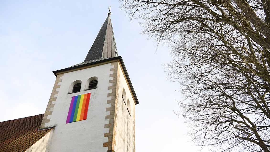 Am 15. März betont der Vatikan: Homosexuelle Paare dürfen nicht gesegnet werden. Es folgt eine Welle der Solidarisierung mit Homosexuellen durch Regenbogenfahnen an Kirchen. Im Mai finden deutschlandweit Segensfeiern statt. | Foto: Michael Bönte