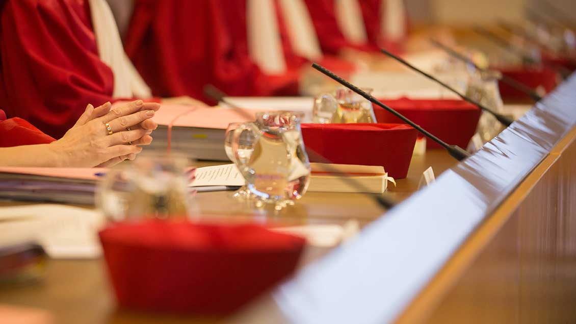 Richter am Bundesverfassungsgericht in roten Roben Foto: Stockhoff (Imago)
