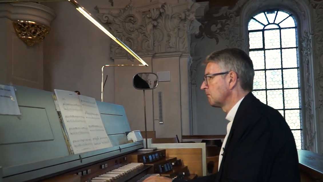 Bischof Kohlgraf an der Orgel