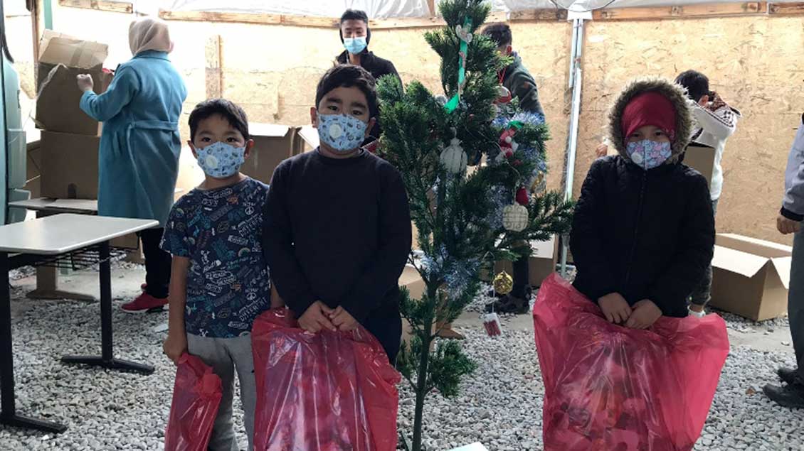 Kinder in dem Camp Kara Tepe erhalten die Weihnachtstüten.| Foto: Omid/wasch