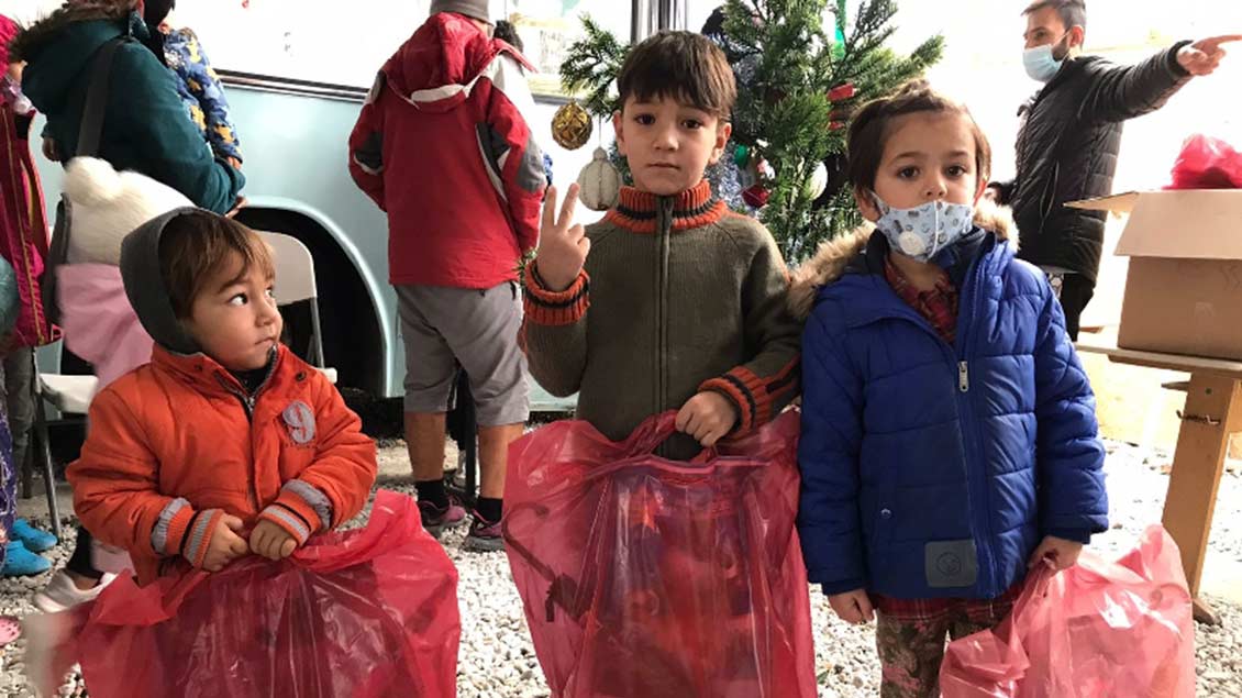 Kinder in dem Camp Kara Tepe erhalten die Weihnachtstüten. | Foto: Omid/wasch