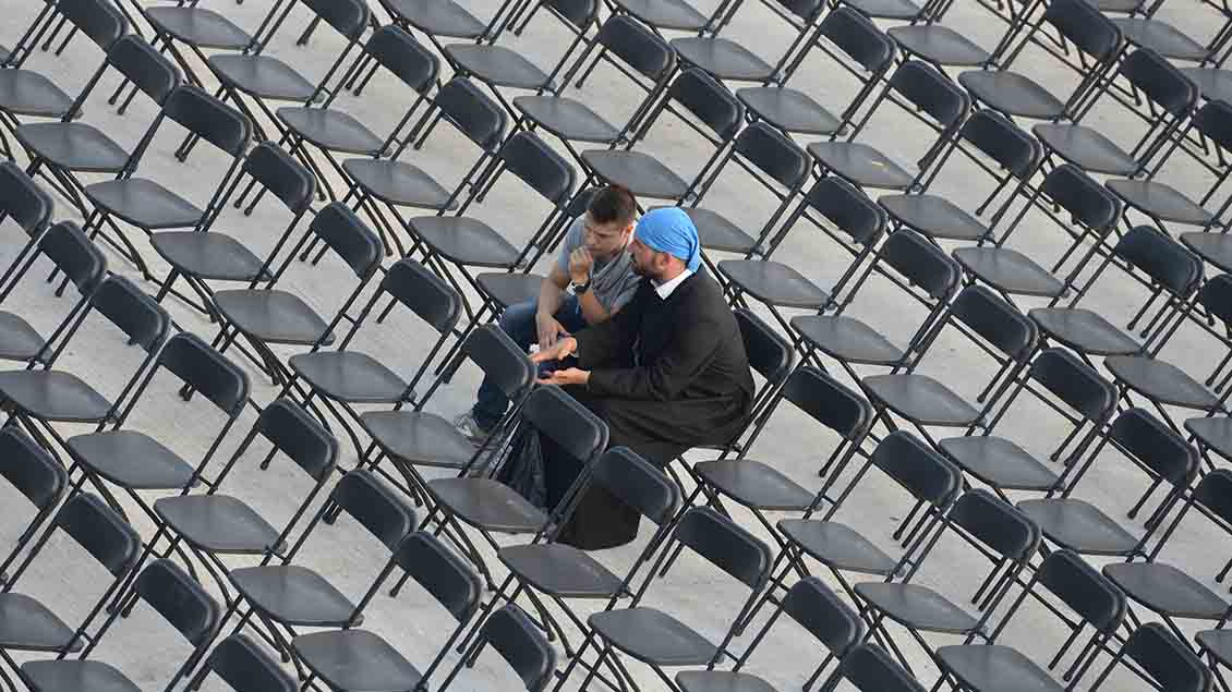Zwei Menschen umringt von leeren Stühlen Archivfoto: mib
